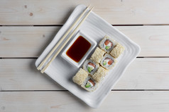 蘸酱和美味寿司摄影图