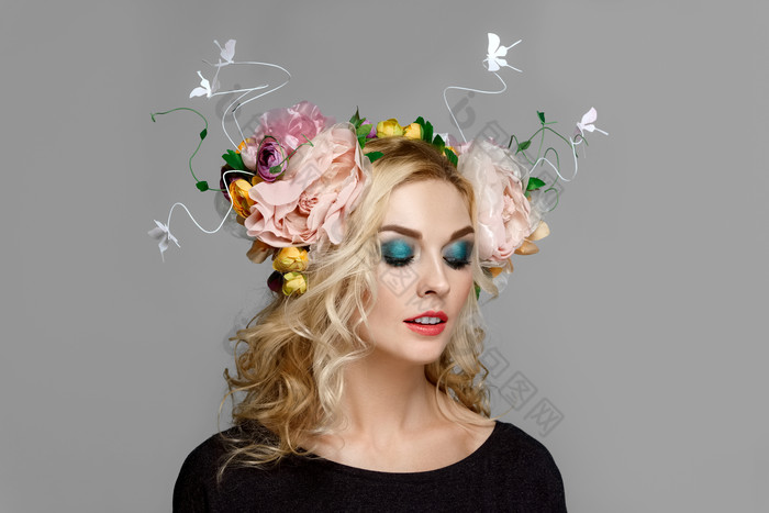 女孩头上美丽的鲜花