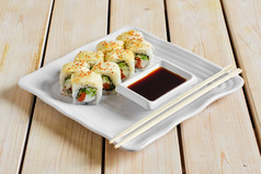 餐盘里的日式寿司和酱油