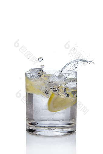 一杯透明玻璃杯里的柠檬水