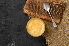一小碗蜂蜜和勺子摄影图