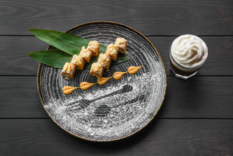 圣代和美味寿司摄影图