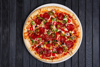 盘子里的美味披萨摄影图