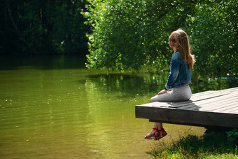 坐在河边恬静的女孩