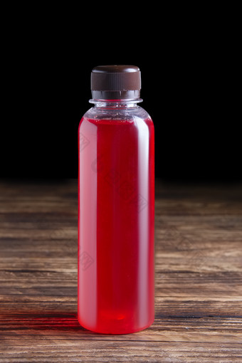玻璃瓶<strong>红色</strong>饮料摄影图