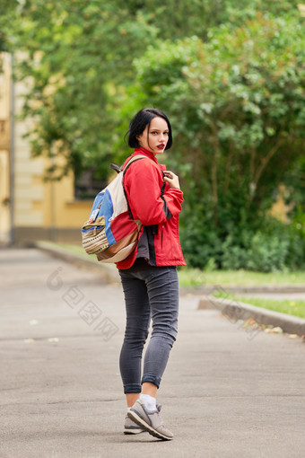 背着双肩包的一个少女