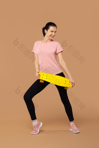 拿着黄色<strong>滑板</strong>拍照的美女