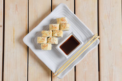 蘸料筷子和寿司摄影图