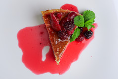 三角形草莓蛋糕摄影图