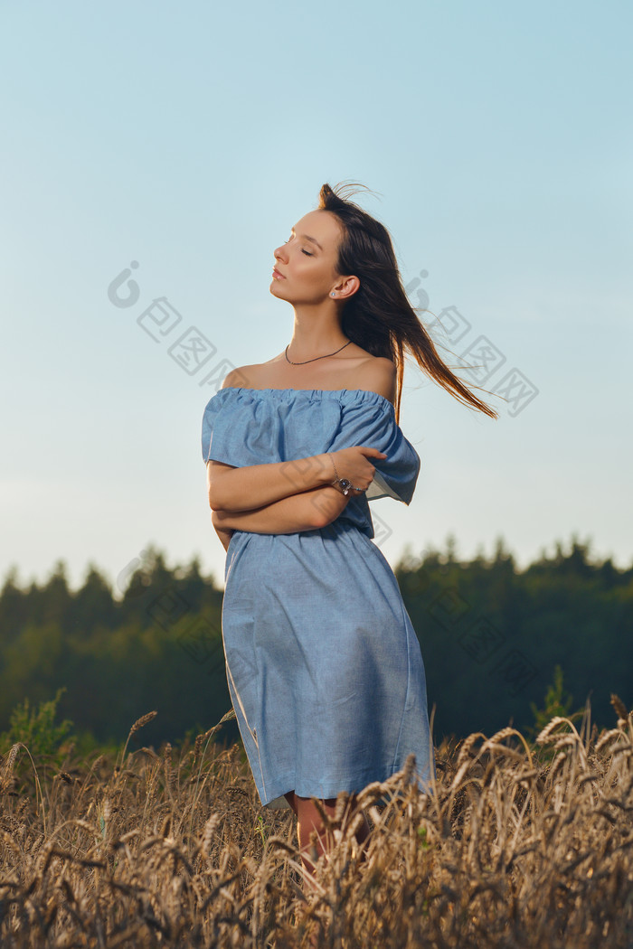 麦田穿着蓝色漏肩礼服的女人