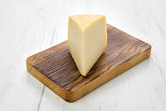 木板上的三角形奶酪