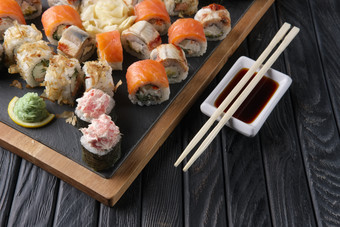 盘子里放着的各类日本寿司