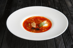 餐盘里的番茄汤摄影图