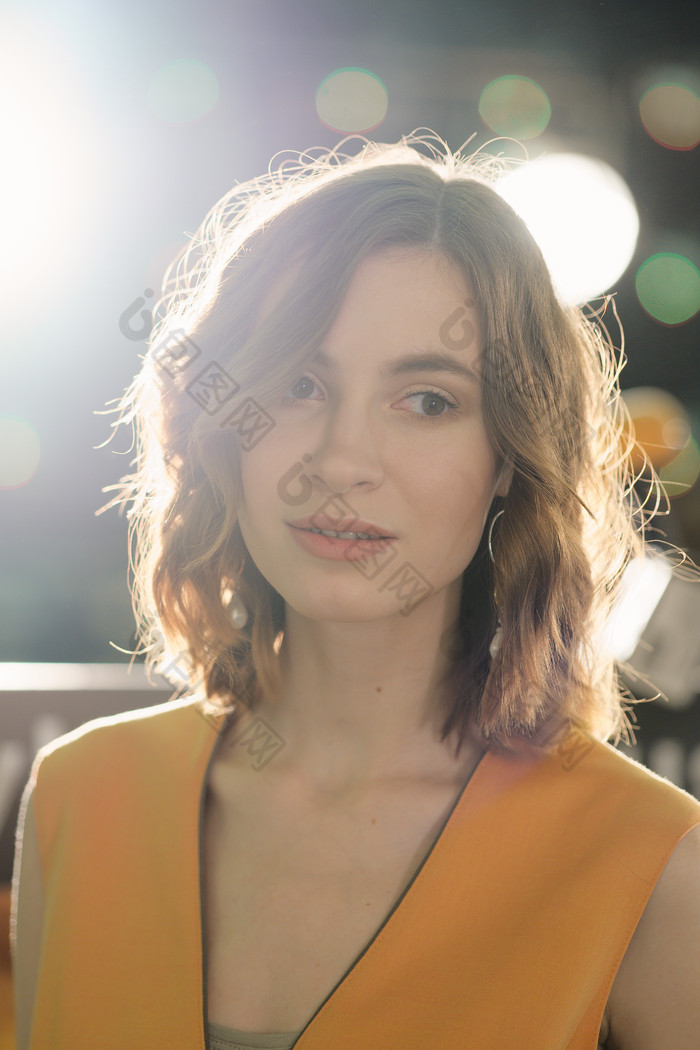 背光的漂亮女士