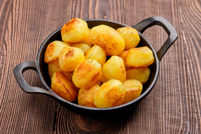 锅里的油炸土豆块