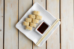 筷子和美味寿司摄影图