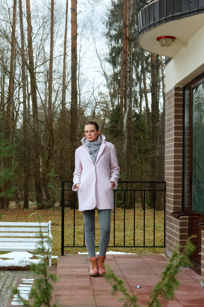 在家门口站着的女孩