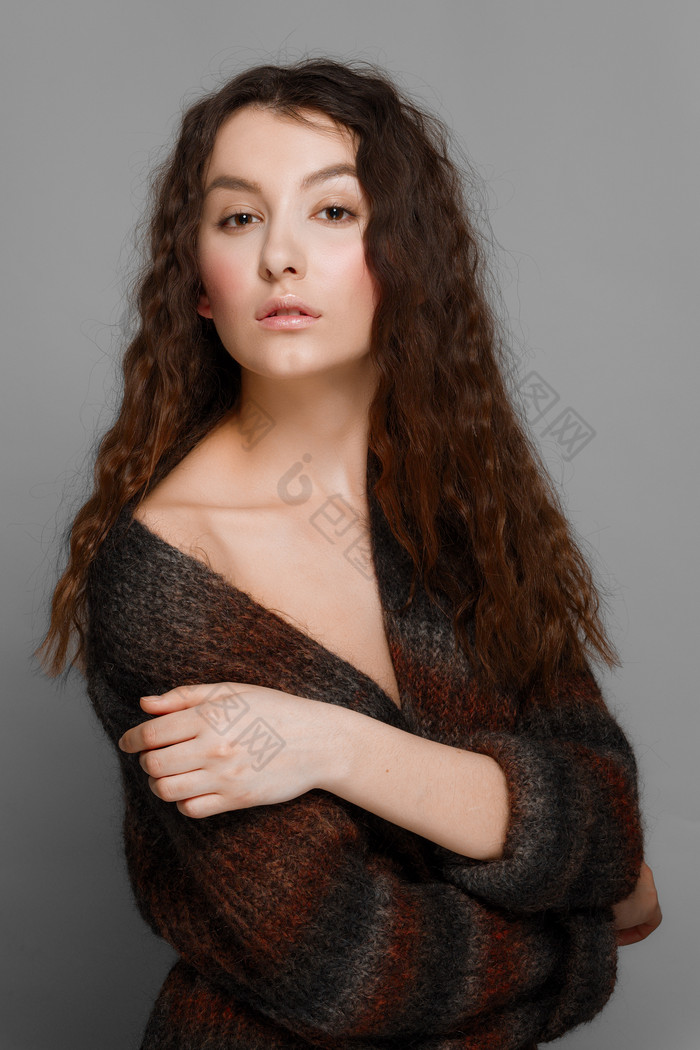 女人露出半个肩膀