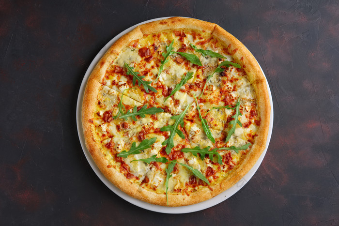 撒上菜叶的美味披萨