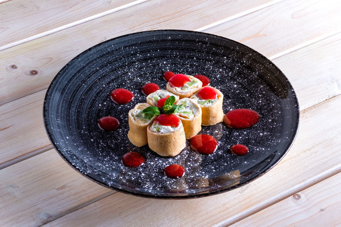 卷成圆形的精致糕点