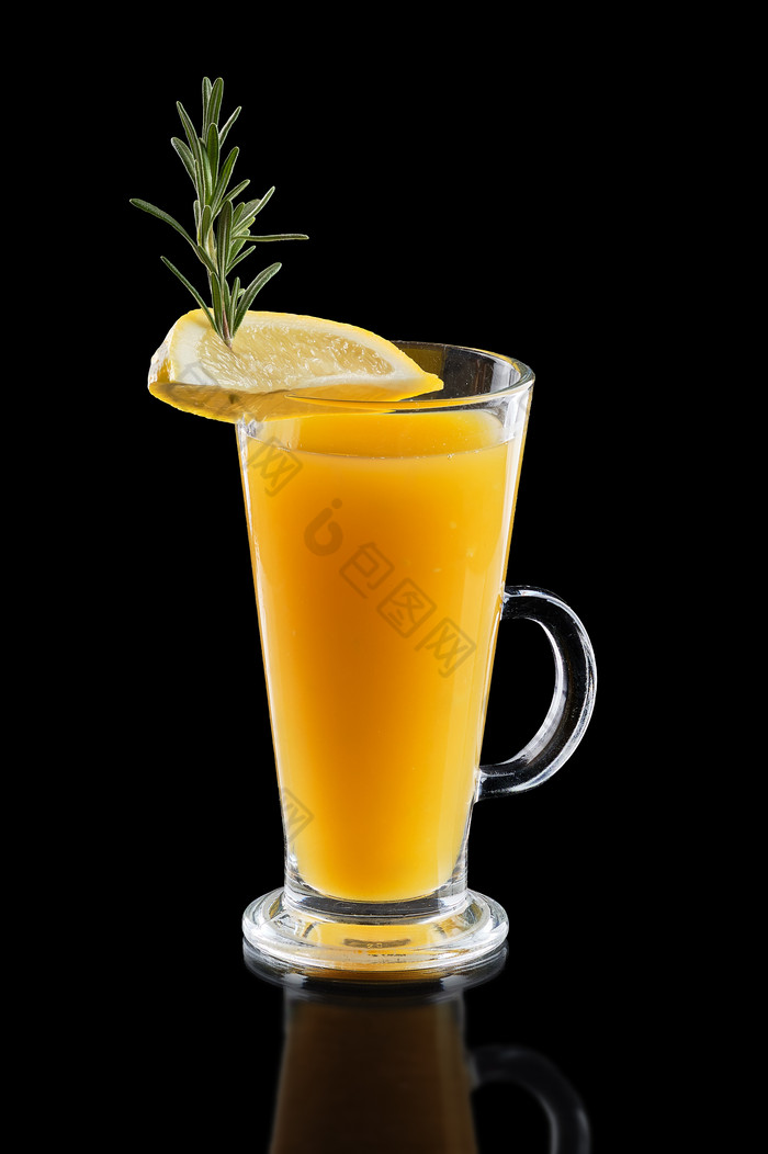 橙黄色的橙汁摄影图