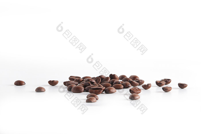 散落在地上的咖啡豆
