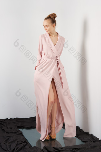 女孩穿淡粉色浴袍