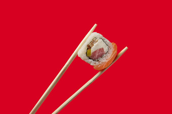 拿筷子夹起寿司摄影图