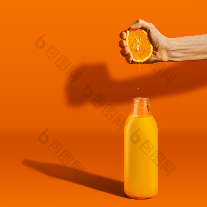 鲜榨的橙子汁液