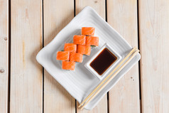 筷子蘸料和寿司摄影图
