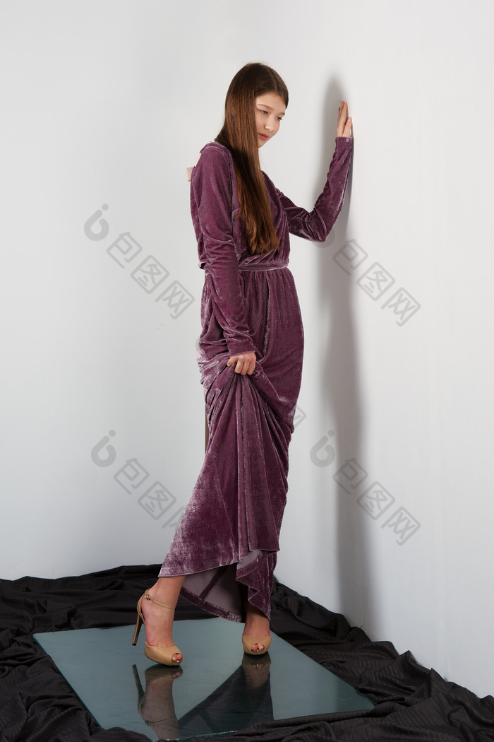 穿高跟鞋一手扶墙的女孩