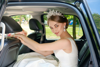 在车里拍摄画报的新娘