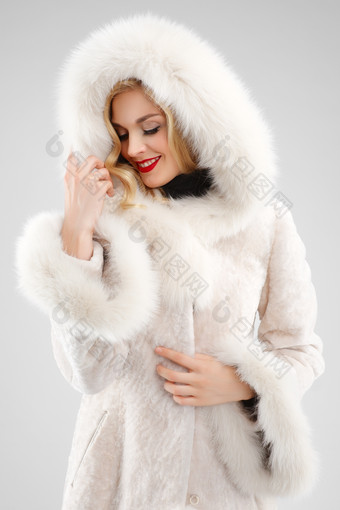 享受白色毛皮大衣温暖的女人