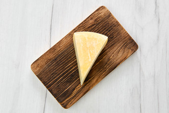 棕色案板上的三角奶酪