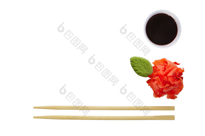 白色背景上的筷子寿司和小料