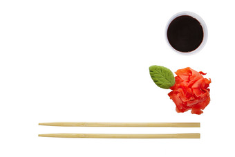 白色背景上的<strong>筷子寿司</strong>和小料