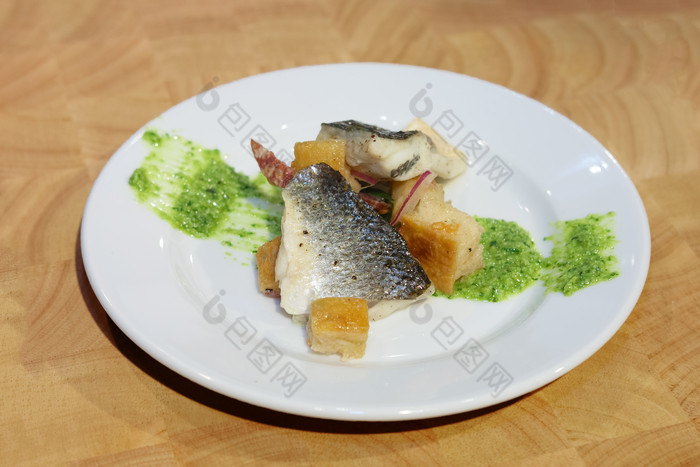 餐盘美食鱼块摄影图