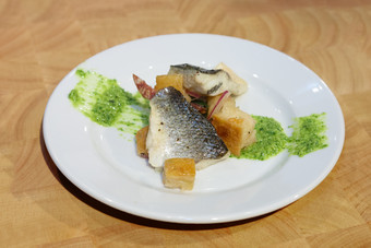 餐盘美食鱼块摄影图