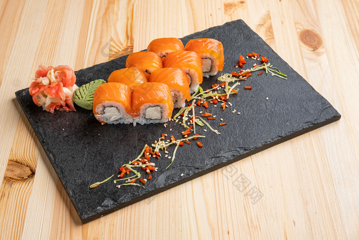 桌子上一盘精致点缀的寿司美食