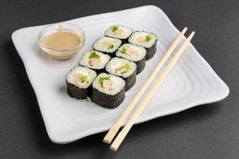 筷子寿司和蘸料摄影图