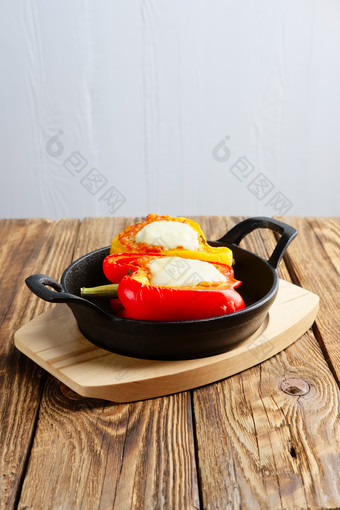 碗里一份被切开的红椒