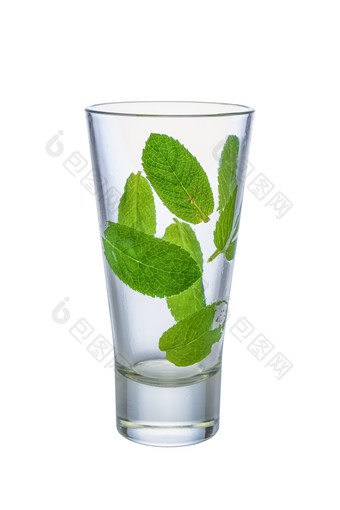 玻璃杯里的绿叶摄影图
