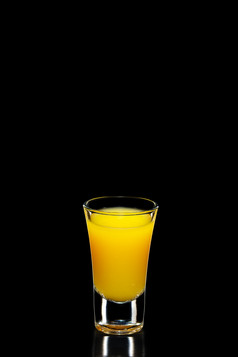 一杯新鲜的橙汁摄影图
