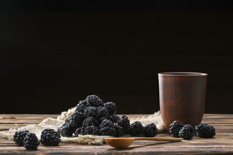 桑葚浆果和木质杯子