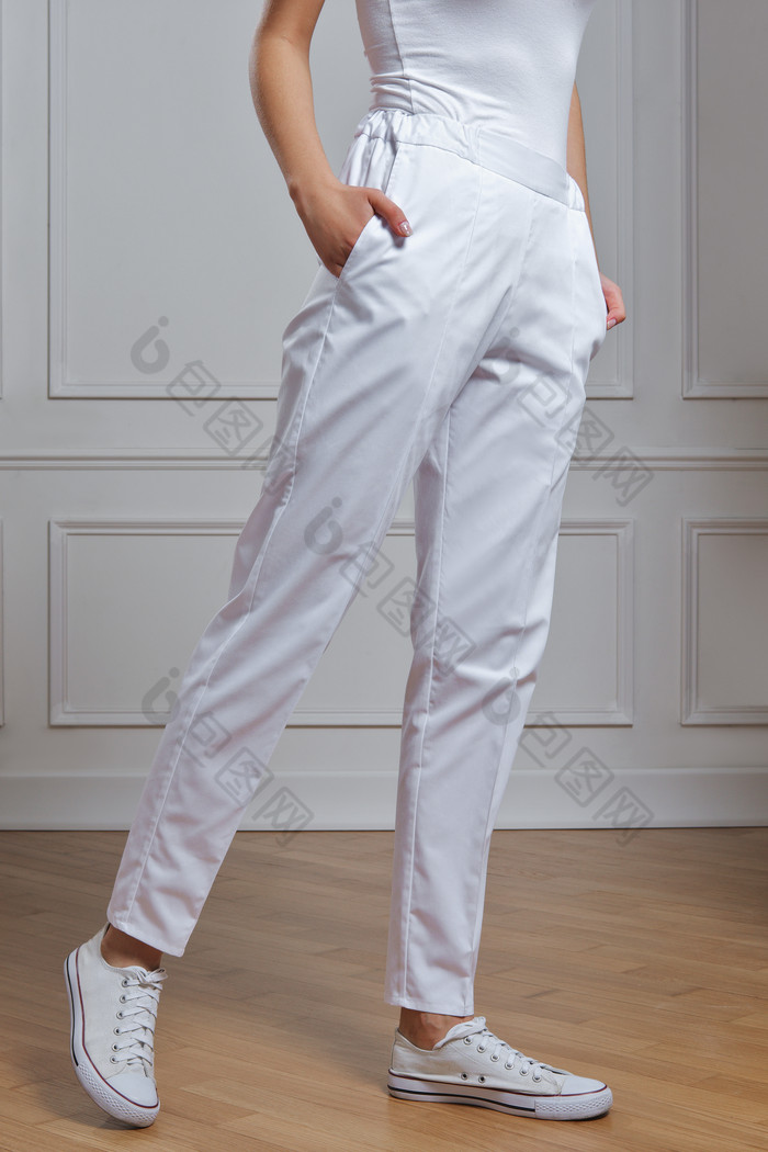 医生白色裤子摄影图