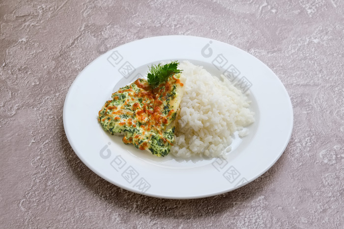 盘子里的米饭和蔬菜饼