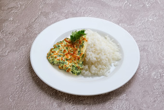 盘子里的<strong>米饭</strong>和蔬菜饼