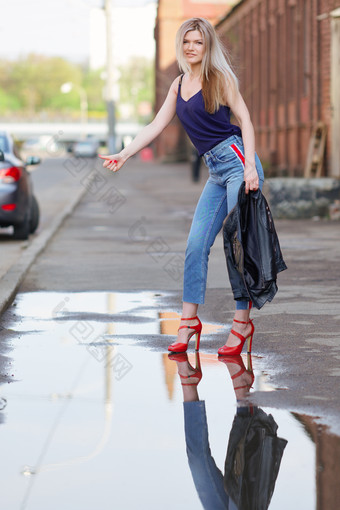 穿高跟鞋<strong>踩在水</strong>泊上的女孩