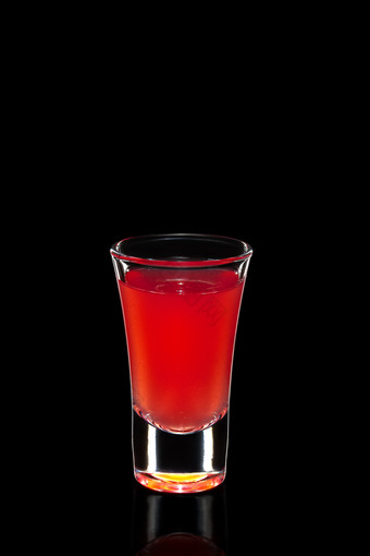 透明玻璃杯中的红色果汁