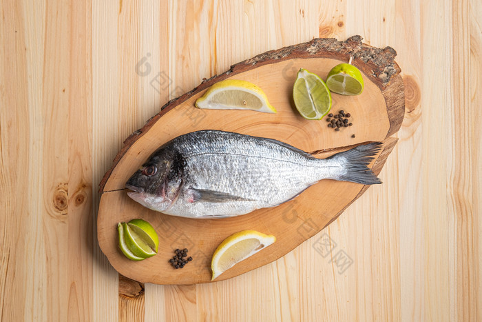 木板上的海鲜水产鱼
